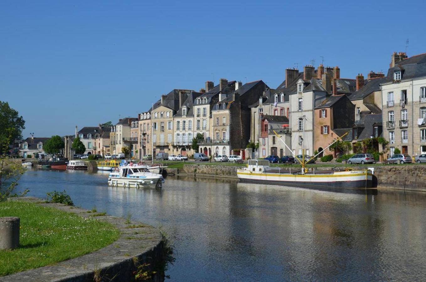 Spacieux T3 Lumineux Dans Quartier Historique Avec Wifi Redon Exterior foto